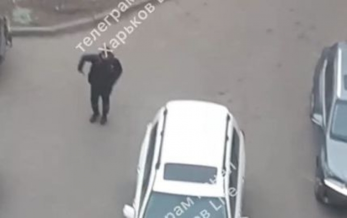 Водитель Land Cruiser, сбивший детей на переходе в Харькове, искал "закладку" с наркотиками: показали видео