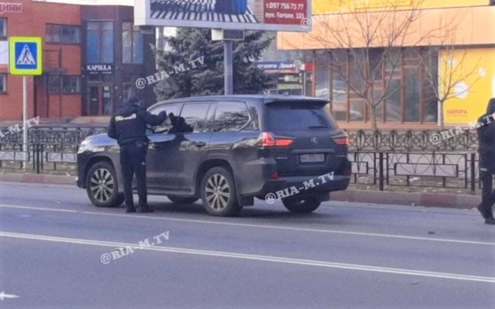 Что это было? В Мелитополе вызвали полицию из-за стоящего на перекрестке внедорожника (фото, видео)