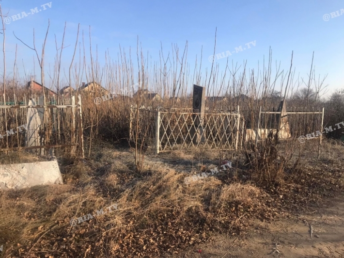 В Мелитополе на старом кладбище вандалы организовали "сходку"  (фото)