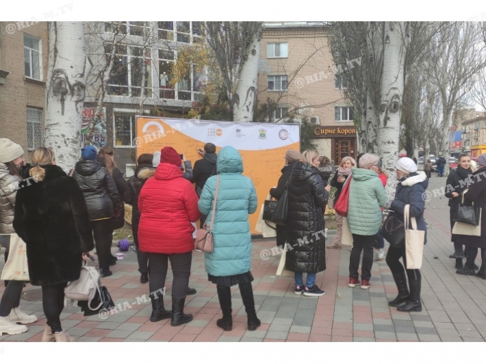 В Мелитополе в центре города создавали масштабную рекламу борьбы с насилием (фото, видео)