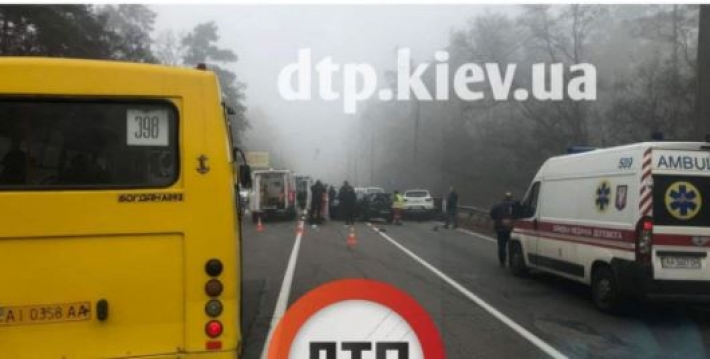 В Киеве возле Окружной водитель устроил серьезное лобовое ДТП: фото