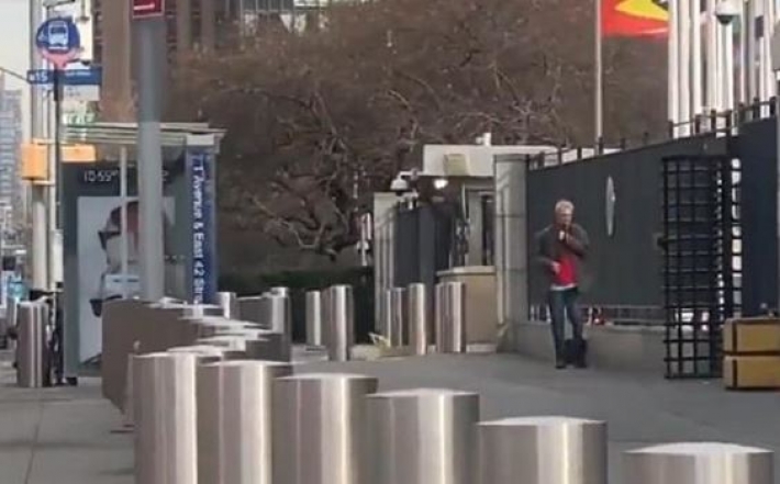 В Нью-Йорке у штаб-квартиры ООН вооруженный мужчина сдался полиции (видео)