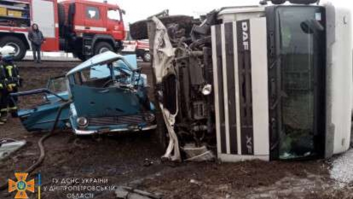 В Днепропетровской области столкнулись DAF и ВАЗ: пострадавшие скончались в "скорой"
