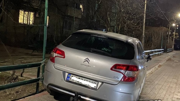 В Мелитополе водитель Ситроена припарковался "поближе к дому" (фото)