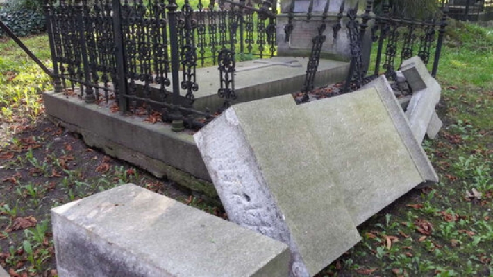 В Мелитопольском районе вандал потерял свой телефон возле разрушенного памятника