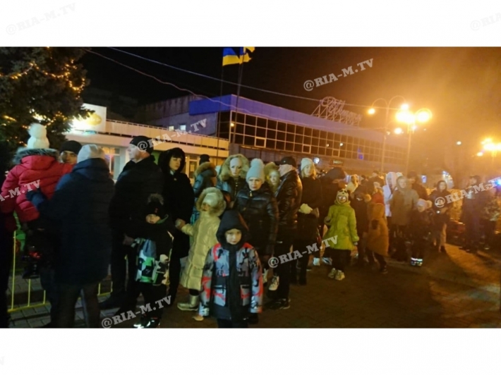 Жители Мелитополя устроили давку возле фудкортов и аттракционов  (фото)