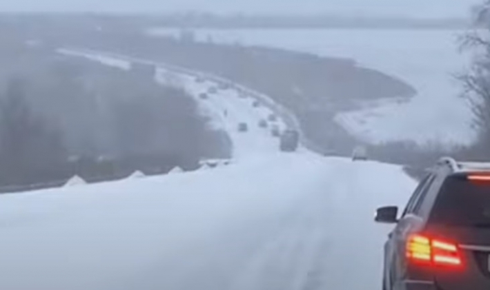 Машины едут, как "черепахи" - как сейчас заснеженная трасса Мелитополь-Запорожье выглядит (видео)