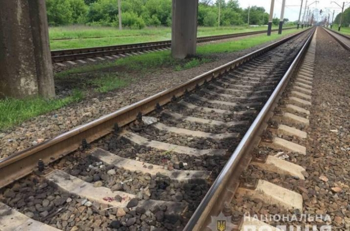 На Прикарпатье полицейские спасли мужчину, которого сбил поезд: видео