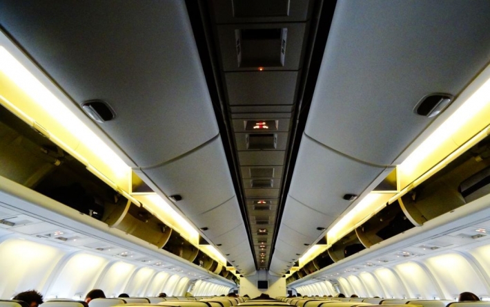 Женщина на борту самолета получила положительный тест на коронавирус и самоизолировалась в туалете