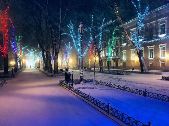 В Украину пришла настоящая зима: Одессу полностью засыпало снегом