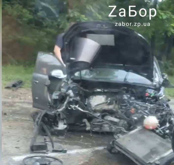 В Запорожье автомобиль разбился всмятку в серьезном ДТП