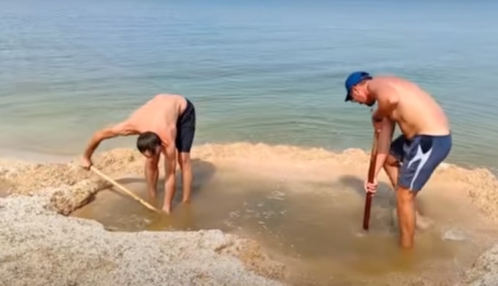 В  Примпосаде собирают «урожай» медуз, а на Арабатке на пляже роют бассейны в песке (фото, видео)