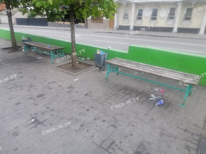 В Мелитополе АТБ в центре города превратилось в притон для алкоголиков, фото 2