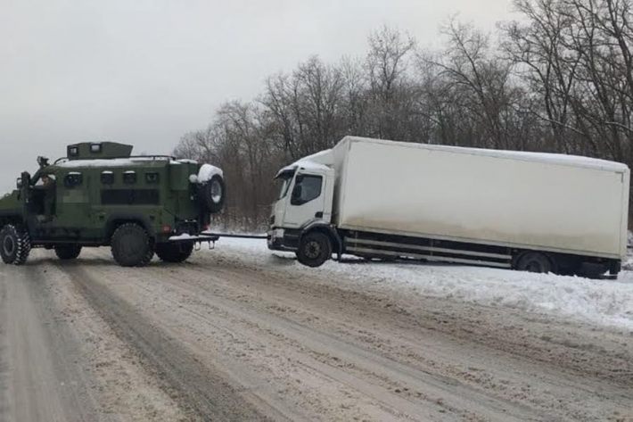 В Запорожье военнослужащие помогли выбраться водителю фуры (фото)