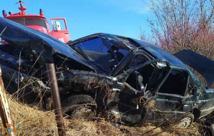 В Запорожской области спасатели вырезали людей из разбитого авто (фото)