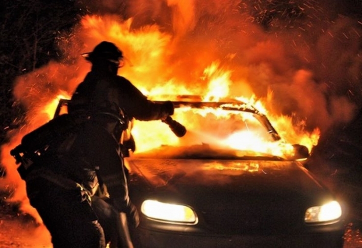 В Запорожье сгорел гараж с автомобилем в нём (фото)