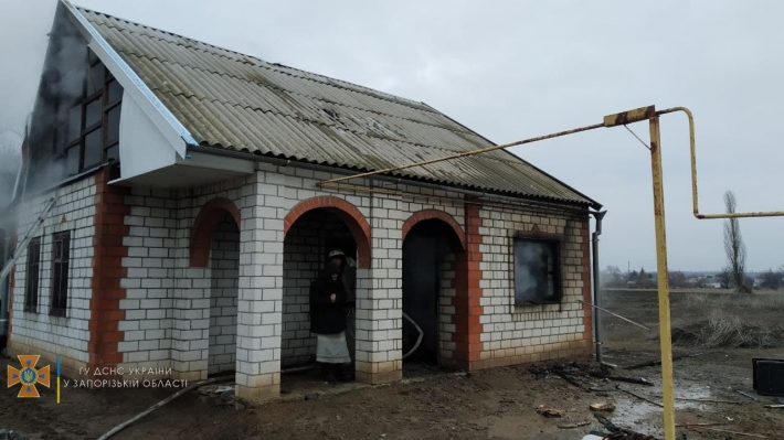 В Запорожской области по неизвестным причинам горел жилой дом (фото)
