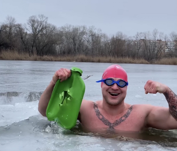 Житель Мелитополя удивил трюком в ледяной проруби (видео)