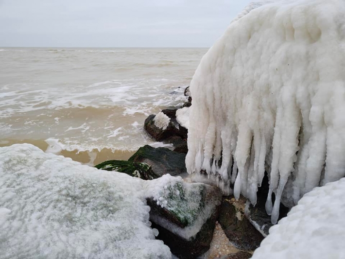На побережье Кирилловки камни превратились в ледяные скульптуры (фото, видео)