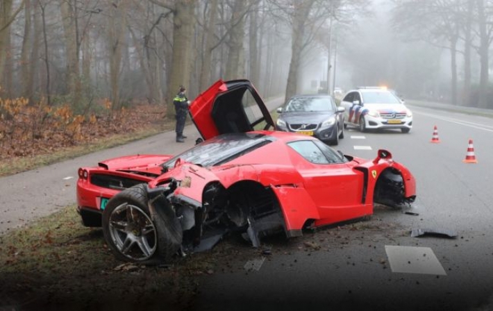 Колеса вырвало с "мясом": гиперкар Ferrari за 3 млн долларов разбили о дерево