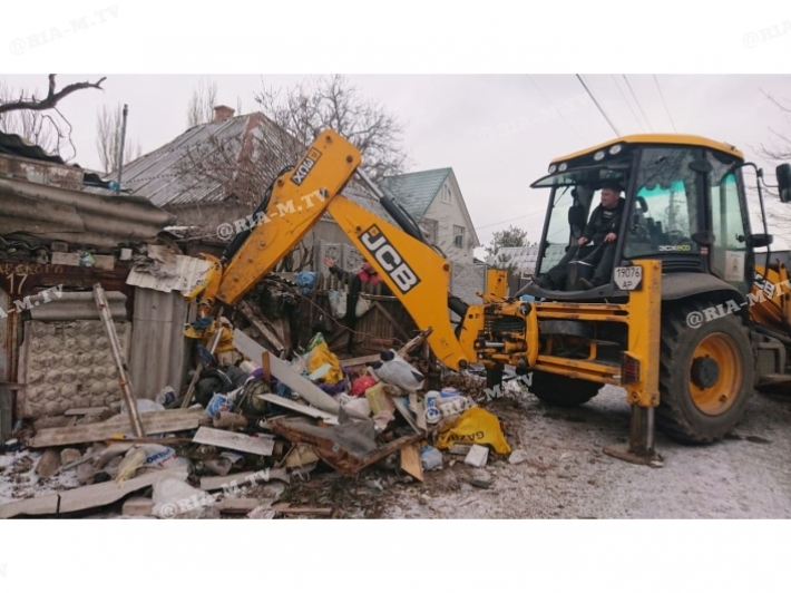 В Мелитополе в заваленном мусором доме ищут женщину, у которой открылось кровотечение (фото, видео)