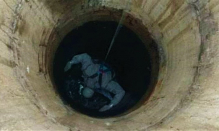 В Запорожской области из канализации достали тело мужчины (фото)