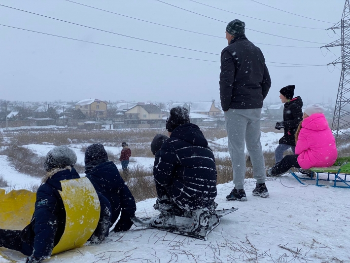В Мелитополе горожане ринулись на снежные горки (фото, видео)