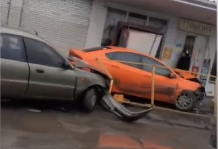 В Запорожье авто врезалось в магазин - водитель умер в карете скорой