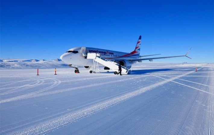 Пилоты показали, как выглядит ледяная взлетно-посадочная полоса в Антарктиде из их кабины (видео)