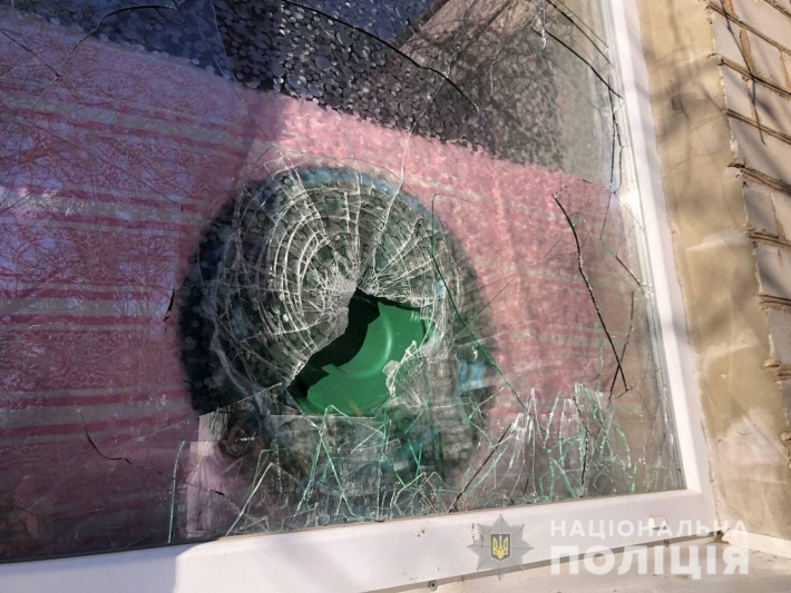 В Бердянске мужчина бросал в окна детского сада кирпичи (фото)