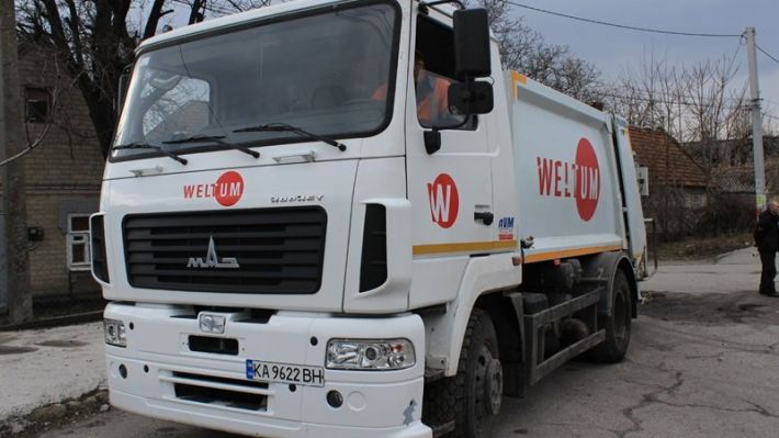В Запорожье сотрудники "Вельтума" сливали топливо с мусоровоза (видео)