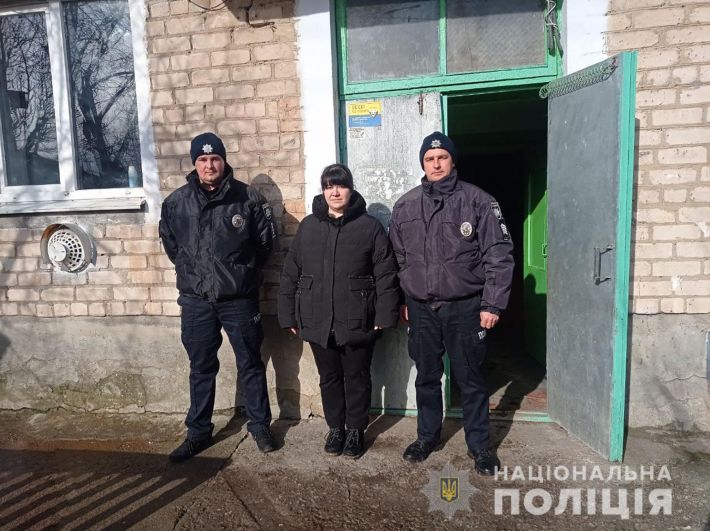 В Запорожской области полицейские вынесли из горящей квартиры 9-месячного малыша (фото, видео)