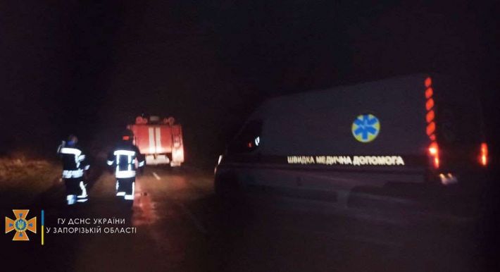 В Запорожской области в грязи застряла карета скрой помощи (фото)