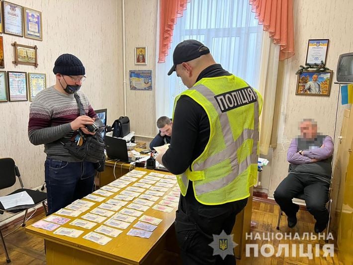 Директора школы в Бердянске задержали на взятке 20 тысяч гривен