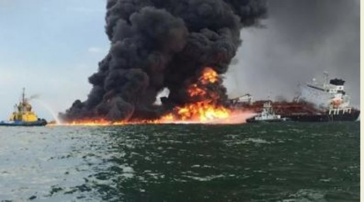 В Нигерии взорвалось нефтедобывающее судно (видео)