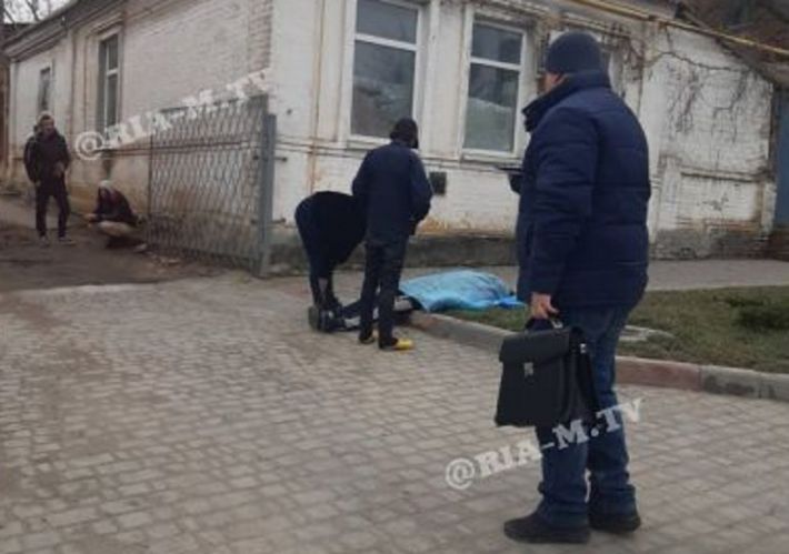 В центре Мелитополя мужчина упал и умер (фото)