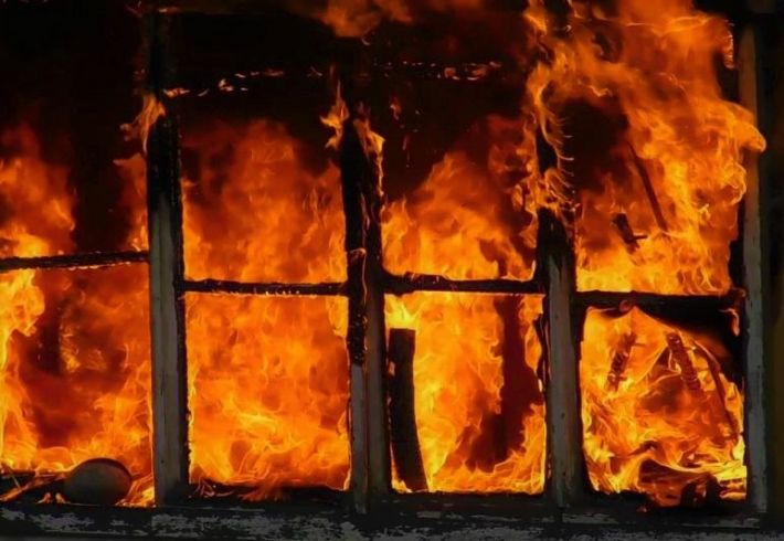 В Запорожской области полностью выгорел частный дом (фото)