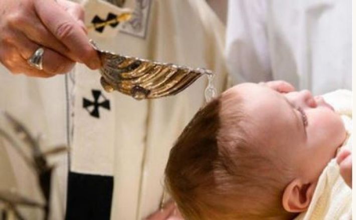 Тысячи католиков узнали, что их крещение недействительно — священник в течение 26 лет ошибался во время обряда в одном слове
