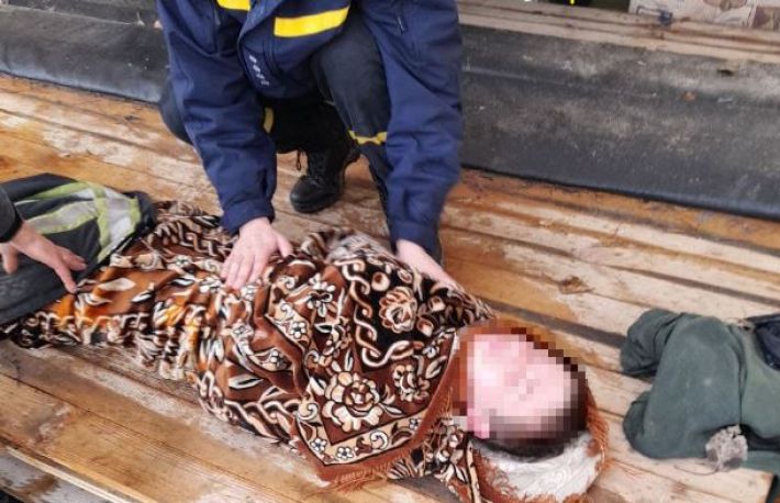 Унесло далеко от берега: на Киевском водохранилище спасли двух подростков на льдине, фото и видео