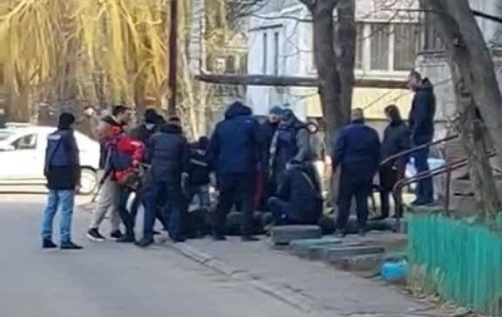 Жители Николаева поймали солдат РФ в подвале дома и сдали полиции (видео)