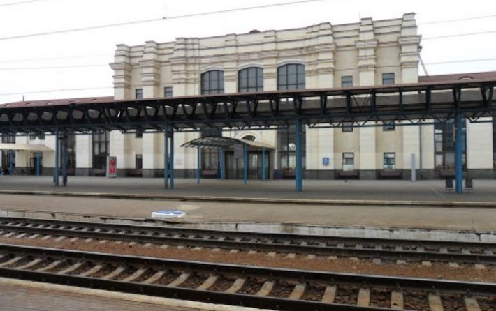 Железнодорожное сообщение в Запорожской области отсутствует на трех вокзалах (фото)