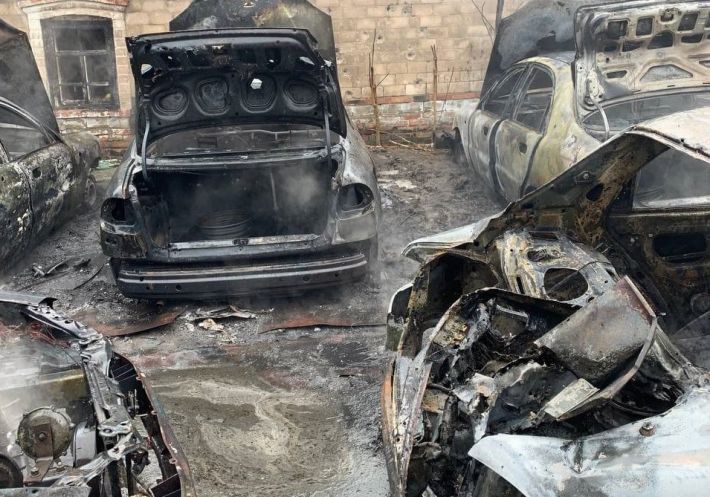 Появились фото сгоревших автомобилей в Мелитополе после вчерашнего обстрела