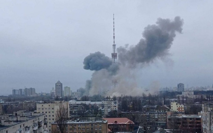 В Киеве российский снаряд попал в телевышку (фото)