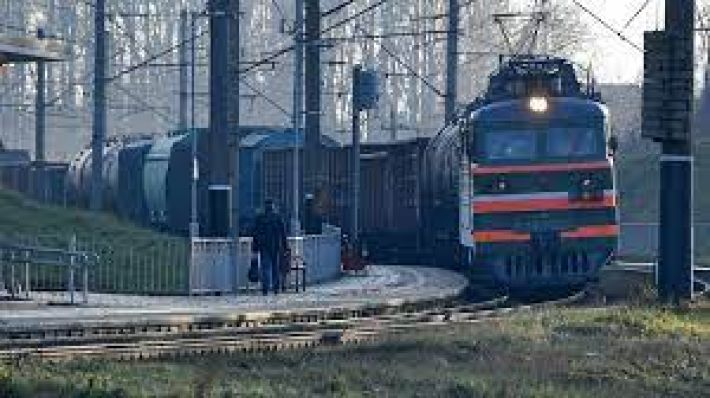 Белорусы блокируют поезда для задержки военных грузов