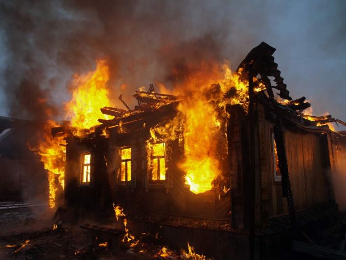 В Пологовском районе и в Гуляйполе из-за обстрелов горят жилые дома