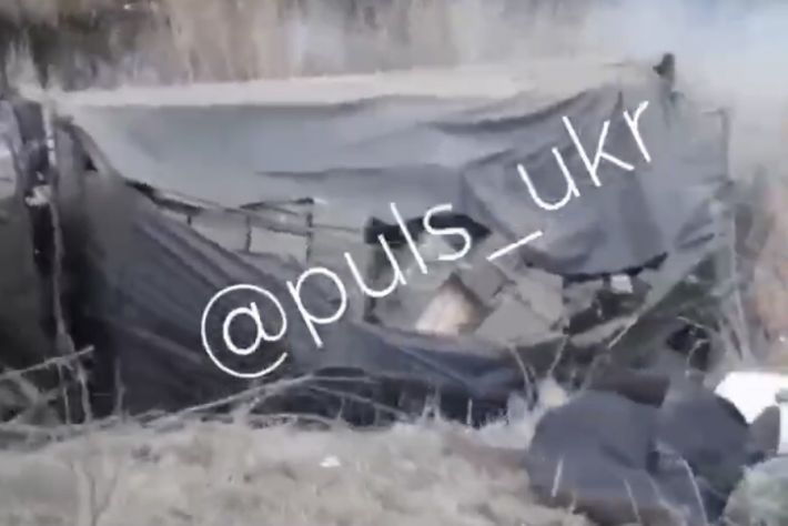В Токмаке машина оккупантов с боеприпасами рухнула с моста (видео)