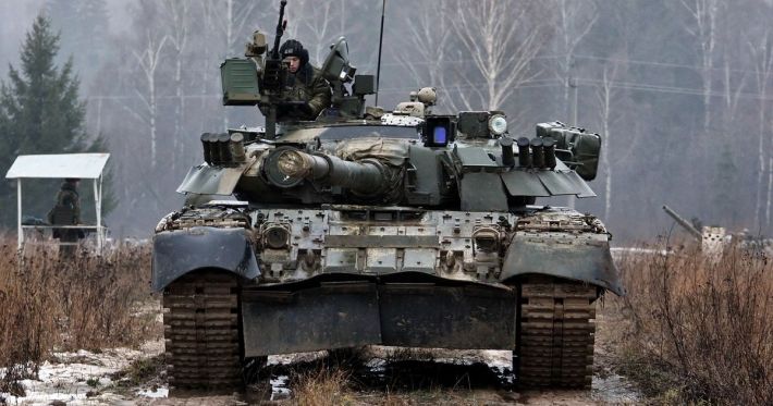 В Запорожской области российский танк переехал автомобиль - мужчины погибли, ребенок сгорел