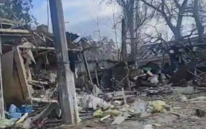 Гуманитарная катастрофа в Пологах: магазины и дома пострадали от обстрелов