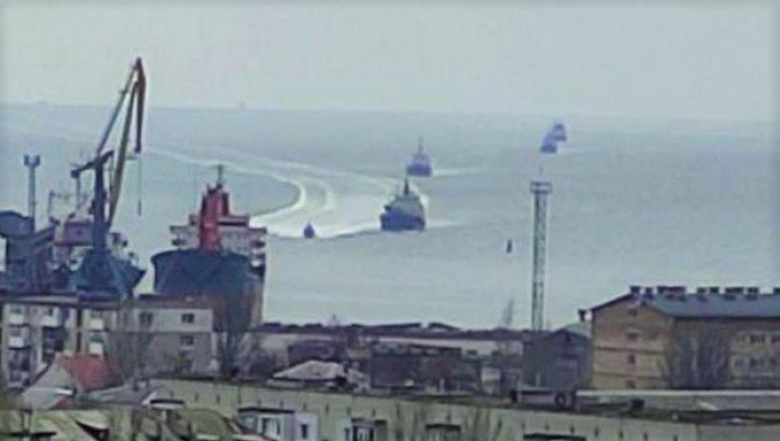 Российские военные корабли зашли в Бердянский порт (видео)
