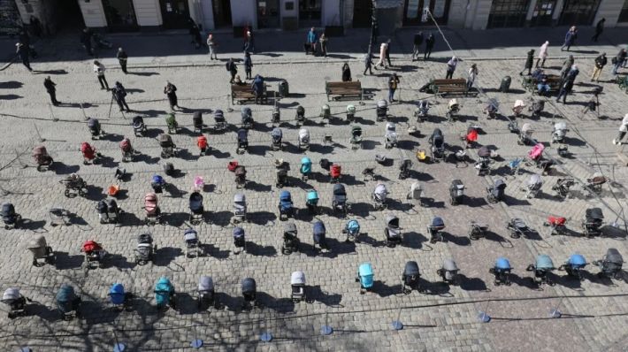 В центре Львова выставили 109 пустых колясок в память о детях, которых убили российские оккупанты. Фото